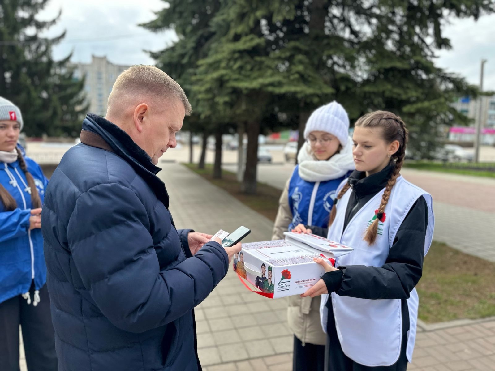Красная гвоздика - в помощь ветеранам.