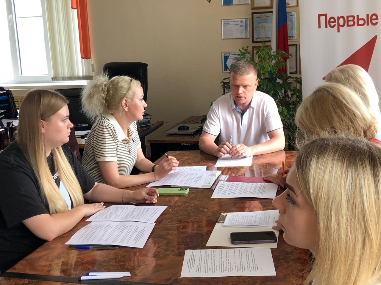 Первые удерживают позиции.
